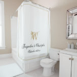 Elegante White Gold Monogram Names New Wedding Duschvorhang<br><div class="desc">Eleganter White Gold Monogram Name Newlywed Polterabend Vorhang. Personalisierter mit Monogramm Duschvorhang mit klassischer Schrift für den Anfang, die Namen der Braut und des Bräutigams und das Hochzeitsdatum auf elegantem, weißem Hintergrund. Perfektes Geschenk für frisch gezapfte oder schön für Ihr eigenes Bad. Klicken Sie auf diese Vorlage personalisieren, um sie...</div>