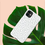 Elegante White Gray Leopard Cheetah Animal Print Case-Mate iPhone Hülle<br><div class="desc">Dieses elegante Chic-Muster ist perfekt für die trendige und stilvolle Mode. Es zeichnet sich durch ein handgezeichnet, weißes und graues Leopardenmuster aus. Es ist modern, einfach und niedlich. ***WICHTIGE HINWEIS FÜR DESIGN: Für individuelle Designanfragen, wie z.B. passende Produktanfragen, Farbänderungen, Platzierungsänderungen oder andere Änderungswünsche, klicken Sie bitte auf den Button "MESSAGE"...</div>