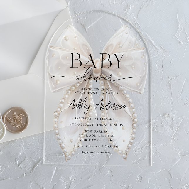 Elegante White Pearl Bow Baby Shower Acryleinladungen (Von Creator hochgeladen)