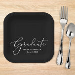 Elegante White Script Black Graduation Party Pappteller<br><div class="desc">Elegante schwarze Graduiertenparty-Teller mit "Graduate" in einer schicken weißen Schrift und dem Namen und der Klasse Jahr des Absolventen in schlichter moderner weißer Typografie.</div>