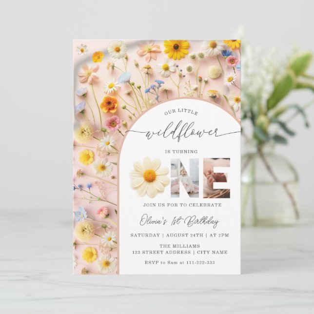 Elegante Wildblume 1. Geburtstag Foto Einladung (Stehend Vorderseite)