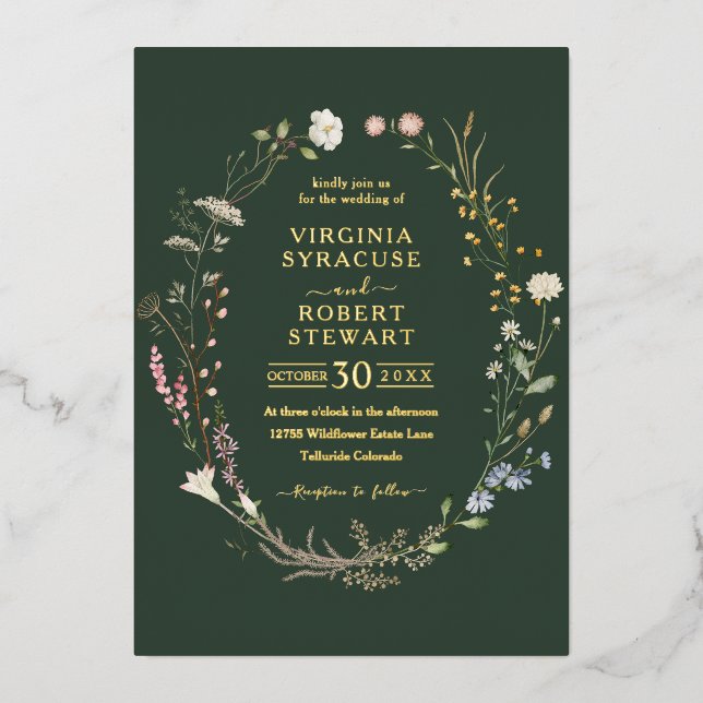 Elegante Wildblume Wreath Royal Green Wedding Folieneinladung (Vorderseite)