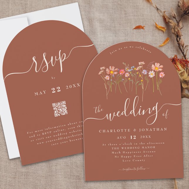 Elegante Wildblumen Boho Terrakotta QR-Code Hochze Einladung (Elegant boho fall Wildflower floral terracotta rust qr code Wedding arch invitation Whimsical script)