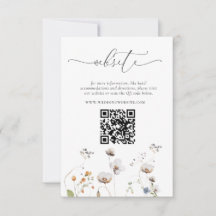 Elegante Wildblumen, die QR-Code hochhalten