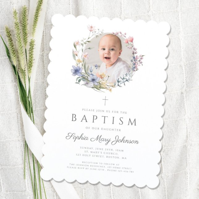 Elegante Wildblumen Wreath Girl Taufe Foto Einladung (Elegant Wildflowers Wreath Girl Baptism Photo Invitation)