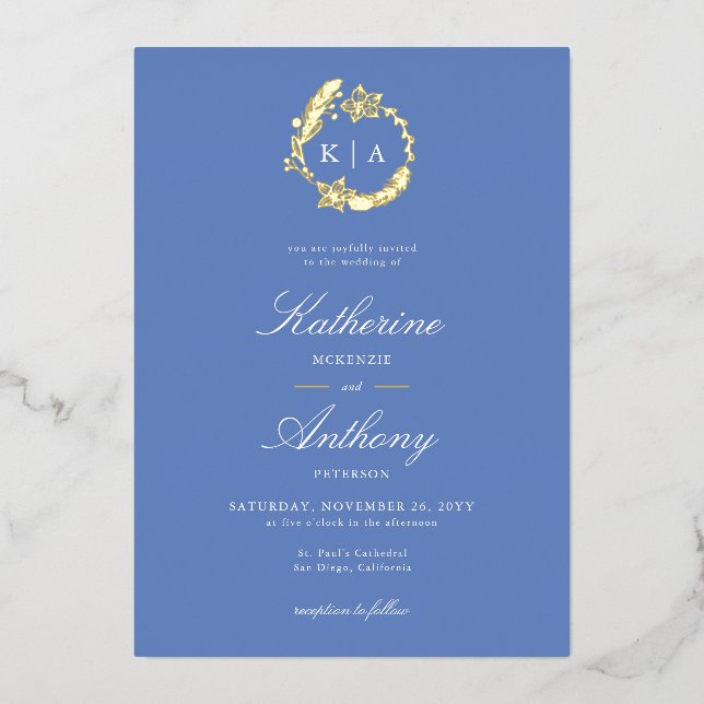 Elegante Winter Blue Gold Wappen Monogramme Hochze Folieneinladung (Vorderseite)