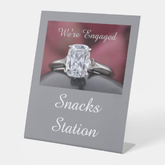 Elegante „Wir sind verlobt“ Diamantring-Party Sockelschild