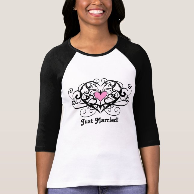 Elegante Wirbel und Herzen haben gerade geheiratet T-Shirt (Vorderseite)