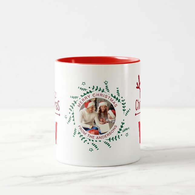 Elegante Wreath Christmas Foto Family Monogram Zweifarbige Tasse (Mittel)
