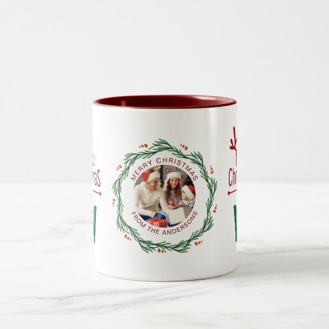 Elegante Wreath Christmas Foto Family Monogram Zweifarbige Tasse (Mittel)