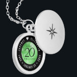 Eleganter 20. Smaragdgrüner Hochzeitstag Medaillon<br><div class="desc">Gedenken Sie den 20. Hochzeitstag mit diesem eleganten Schloss! Elegante schwarze Serifen und serifenlose Schriftzeichen mit hexagonalen Konfetti auf smaragdgrünem Hintergrund fügen diesem besondere Anlass eine unvergessliche Touch und einen außergewöhnlichen Meilenstein hinzu. Passen Sie sich mit den Namen des glücklichen Paares und den Terminen für ihren Smaragdjubiläum an. Design ©...</div>