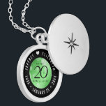 Eleganter 20. Smaragdgrüner Hochzeitstag Medaillon<br><div class="desc">Gedenken Sie den 20. Hochzeitstag mit diesem eleganten Schloss! Elegante schwarze Serifen und serifenlose Schriftzeichen mit hexagonalen Konfetti auf smaragdgrünem Hintergrund fügen diesem besondere Anlass eine unvergessliche Touch und einen außergewöhnlichen Meilenstein hinzu. Passen Sie sich mit den Namen des glücklichen Paares und den Terminen für ihren Smaragdjubiläum an. Design ©...</div>