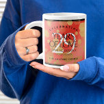 Eleganter 29. Garnet Hochzeitstag Jumbo-Tasse<br><div class="desc">Feiern Sie den 29. Garnet Hochzeitstag mit ein paar dieser stilvollen Riesenkaffees! Elegante Schriften mit vergoldeten sechseckigen Konfetti auf rötlich-orangefarbenem Hintergrund verleihen diesem besondere Anlass eine unvergessliche Touch und einen außergewöhnlichen Meilenstein. Personalisieren Sie die Namen des Paares, die Ehedaten und/oder Glückwunschnachrichten. Umkehrung zeigt identisches Design. Design © W.H. Sim, Alle...</div>