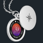 Eleganter 39. Geburtstag der Hochzeit Medaillon<br><div class="desc">Gedenken Sie den 39. Hochzeitstag mit diesem eleganten Schloss! Elegante Schwarz-Weiß-Schriften auf einem wirbelnden, verbrannten Orange bis tief lila Hintergrund verleihen diesem besondere Anlass eine unvergessliche Touch und einen außergewöhnlichen Meilenstein. Passen Sie sich die Namen der glücklichen Paare an, und die Termine für ihren Geburtstag. Design © W.H. Sim, Alle...</div>