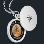 Eleganter 49. Geburtstag der Kupferhochzeit Medaillon<br><div class="desc">Gedenken Sie den 49. Hochzeitstag mit diesem eleganten Schloss! Elegante Schwarz-Weiß-Schriften mit sechseckigen Konfetti auf Kupferfolienhintergrund sorgen für eine unvergessliche Touch für diesen besondere Anlass und einen außergewöhnlichen Meilenstein. Passen Sie sich die Namen der glücklichen Paare an und die Termine für ihren Kupferjubiläum. Design © W.H. Sim, Alle Rechte vorbehalten....</div>