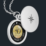 Eleganter 50. Geburtstag der Goldenen Hochzeit Medaillon<br><div class="desc">Gedenken Sie den 50. Hochzeitstag mit diesem eleganten Schloss! Elegante schwarze Serifen und serifenlose Schriftzeichen mit sechseckigen Konfetti auf goldenem Gradientenhintergrund fügen diesem besondere Anlass eine unvergessliche Touch und einen außergewöhnlichen Meilenstein. Passen Sie sich mit den Namen des glücklichen Paares und den Terminen für ihr goldenes Jubiläum an. Design ©...</div>