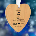 Eleganter 5. hölzerner Hochzeitstag Ornament<br><div class="desc">Feiern Sie den 5. hölzernen Hochzeitstag mit dieser Gedenkverzierung! Eleganter schwarzer Serif und GROTESK-Beschriftung auf einem Licht, hölzerner Kornhintergrund des Imitats fügen eine denkwürdige Touch für diesen besonderen Anlass und Meilenstein hinzu. Fertigen Sie mit den Namen des Paares und Hochzeitsdatum besonders an. Rückseite zeigt identischen Entwurf. Gebrauch wie ist oder...</div>