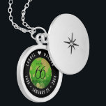 Eleganter 66. Geburtstag der Titanite Medaillon<br><div class="desc">Gedenken Sie den 66. Hochzeitstag mit diesem eleganten Schloss! Elegante schwarze Serifen und serifenlose Schriftzeichen mit altstaubigen sechseckigen Konfetti auf indiengrünem Hintergrund sorgen für eine unvergessliche Touch für diesen besondere Anlass und einen außergewöhnlichen Meilenstein. Passen Sie sich mit den Namen des glücklichen Paares und den Terminen für ihren Titanitjubiläum an....</div>