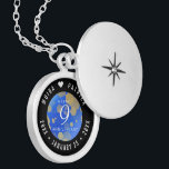 Eleganter 9. Lapis Lazuli Hochzeitstag Medaillon<br><div class="desc">Gedenken Sie den 9. Hochzeitstag mit diesem eleganten Schloss! Elegante Schwarz-Weiß-Schriften mit pyritgestaubter sechseckiger Konfetti auf einem gesprenkelten, azurblauen Hintergrund sorgen für eine unvergessliche Touch dieses besonderen Anlasses und Meilensteins. Passen Sie sich die Namen des glücklichen Paares an und die Termine für ihren Lapis-Lazuli-Jubiläum. Design © W.H. Sim, Alle Rechte...</div>