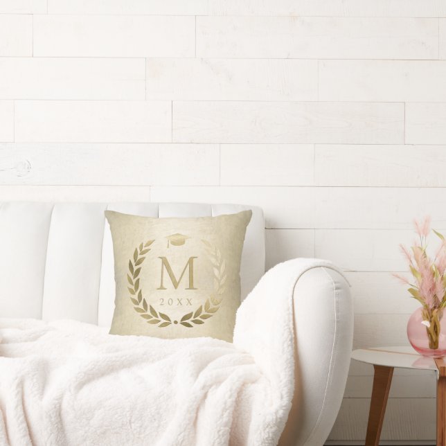 Eleganter Abschluss Gold Laurel Wreath Monogram Kissen (Liege)