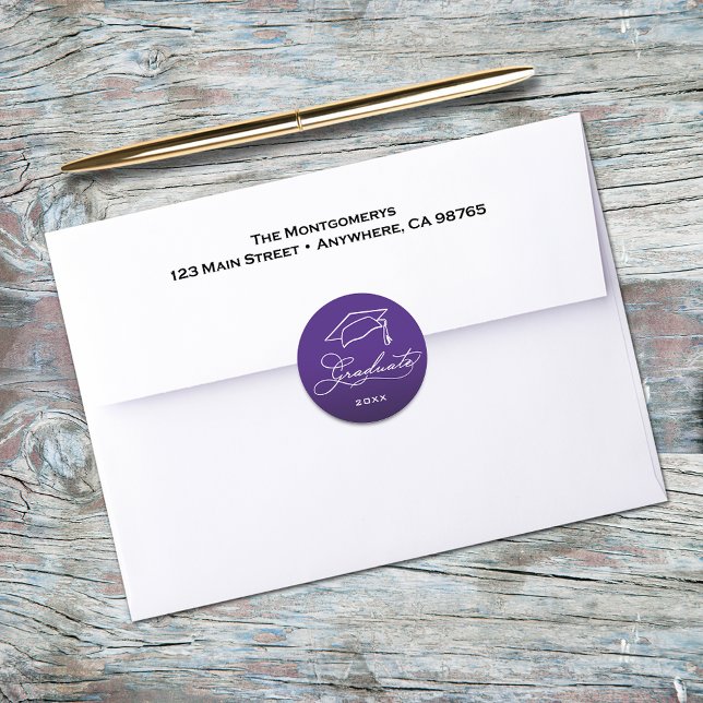 Eleganter Abschluss Script Lila Umschlag Aufkleber (Graduation script and grad hat on purple envelope seals)