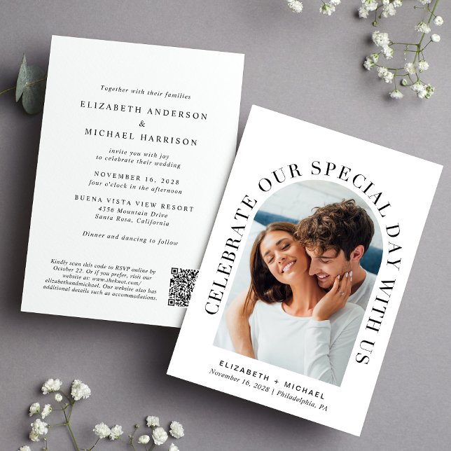Eleganter Arch-Foto QR-Code in einer Hochzeit Einladung (Celebrate your love story with an invitation showcasing your favorite photo in an elegant arch frame)