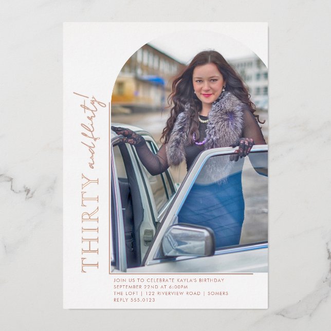 Eleganter Arch Shape 30 und Kokette Foto Rose Gold Folieneinladung (Vorderseite)