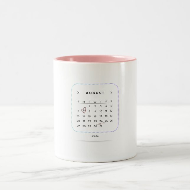 Eleganter August 2023Kalender mit Herzdesign Zweifarbige Tasse (Mittel)