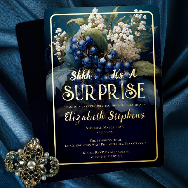 Eleganter Barock Blue Floral Überraschung 30. Gebu Folieneinladung (Elegant Baroque Style Dark Moody Blue | White Floral "SURPRISE" 30th Birthday Party Gold Foil Invite)
