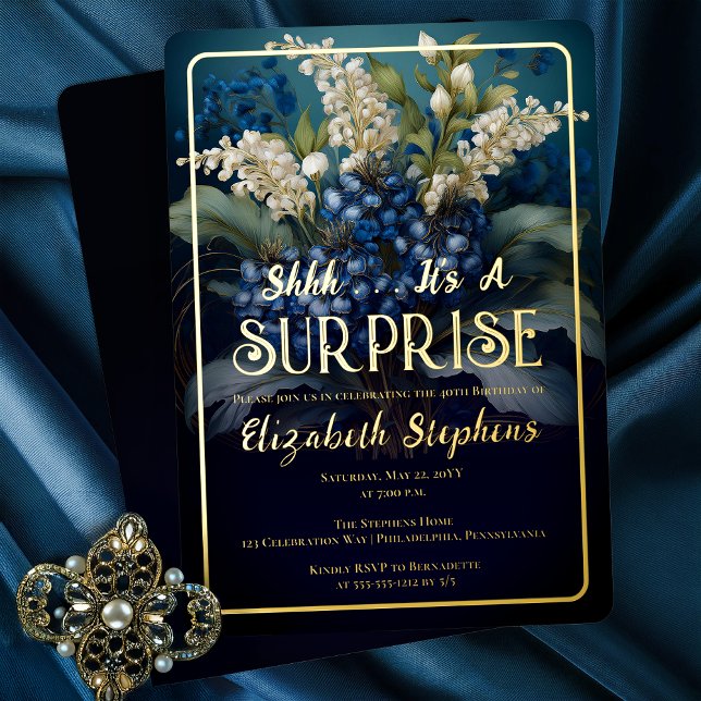 Eleganter Barock Blue Floral Überraschung 40. Gebu Folieneinladung (Elegant Baroque Style Dark Moody Blue | White Floral "SURPRISE" 40th Birthday Party Gold Foil Invite)