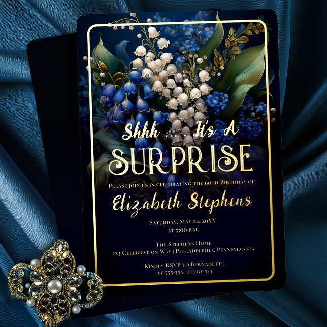 Eleganter Barock Blue Floral Überraschung 60. Gebu Folieneinladung (Elegant Baroque Style Dark Moody Blue | White Floral "SURPRISE" 60th Birthday Party Gold Foil Invite)