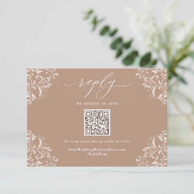 Eleganter Beige Taupe Neutraler Hochzeitcode QR Co RSVP Karte (Stehend Vorderseite)