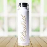 Eleganter, benutzerdefinierter Name für White und  Trinkflasche<br><div class="desc">Diese personalisierte Wasserflasche verbindet Praxisnähe mit einer Touch von Eleganz. Mit einem eleganten, weißen Design und einem schönen Script-Schriftart können Sie es mit Ihrem Namen anpassen, sodass es Ihnen einzigartig ist. Die Flasche ist ideal, um unterwegs Hydrid bleibe, egal ob Sie in den Fitnessraum, das Büro oder die große Außenanlage...</div>