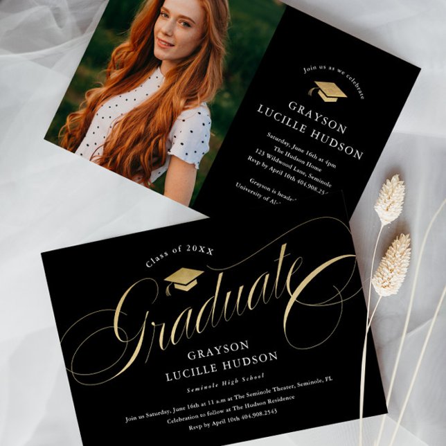 Eleganter Black and Gold Script Foto Abschluss Einladung (Elegant black and gold script graduate photo graduation announcement invitation cards.)