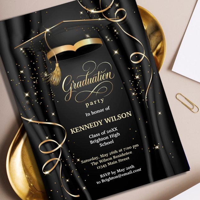 Eleganter Black & Gold Abschluss Einladung (Elegant Black & Gold Graduation Invitation #grauationblackgold #sparkles #luxuryinvitation #zazzle)