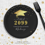 Eleganter Black Gold Confetti Script Abschluss Pappteller<br><div class="desc">Elegante personalisierte Teller für die Graduierung in Schwarz und Gold mit Imitat Metallic-Goldfolienkappe, Goldkonfetti, handgeschriebener Schrifttyp und Klassenjahr mit GRATULATIONS und dem Namen Ihres Absolventen gegen eine bearbeitbare schwarze Hintergrundfarbe können Sie in eine Schulfarbe wechseln oder in EDIT das Party-Thema koordinieren. HILFE: Für Hilfe bei Designänderungen/Personalisierungen, Farbänderungen, Größenanpassungen, der Übertragung...</div>