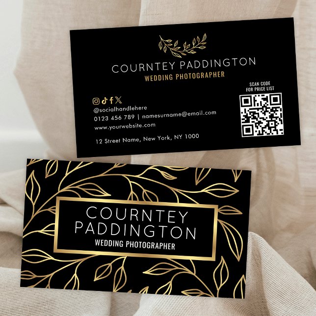Eleganter Black & Gold Floral Moderner, stilvoller Visitenkarte (Modern black and gold floral design scannable QR code business cards)