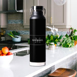 Eleganter Black Silver Monogram Individuelle Name Trinkflasche<br><div class="desc">Passen Sie den Text an und erstellen Sie einfach Ihre personalisierte Wasserflasche. Klicken Sie auf ENTWICKLUNG BEARBEITEN, um die Textfarbe oder Hintergrundfarbe zu ändern. Sie können dieses Design auf andere Zazzle-Produkte übertragen und an die meisten Zazzle-Produkte anpassen. Standard Studio-Designs werden in hochauflösender Grafik für berufliche Drucke erstellt. Vielen Dank, dass...</div>