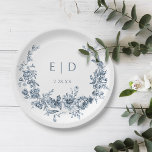 Eleganter blau eingeprägter Blumenreath mit Monogr Pappteller<br><div class="desc">Klassisches und elegantes Design mit Vintag inspiriert,  blau-gravierten Blumenkranz,  das die Braut und das Mongramm und das Hochzeitsdatum des Bräutigams umschließt.</div>