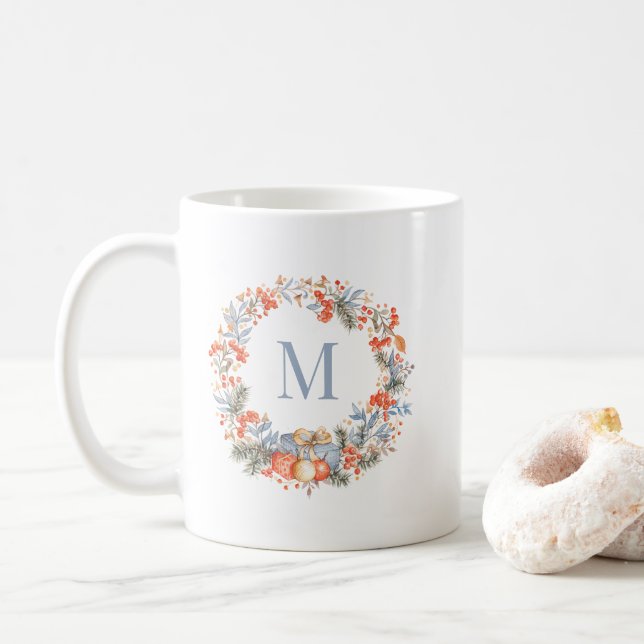 Eleganter blauer Monogramm-Kranz zu Weihnachten Kaffeetasse (Mit Donut)