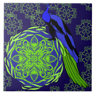 Eleganter blauer Pfau mit grünem Mandala Fliese
