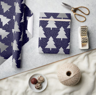Eleganter blauer und silberner Weihnachtsbaum aus  Geschenkpapier