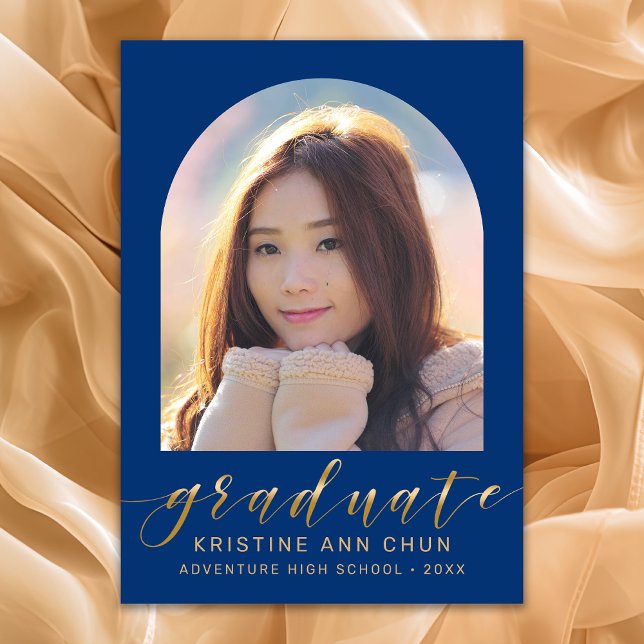 Eleganter Blue Arch Gold Script Foto Abschluss Ankündigung (Blue with Gold Script Photo Graduation Announcement)