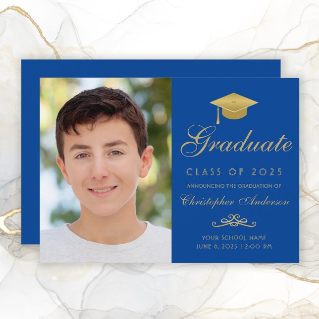 Eleganter Blue Gold Script Cap Foto Abschluss Ankündigung (Elegant Royal Blue and Gold Photo Graduation Announcement for boys.)