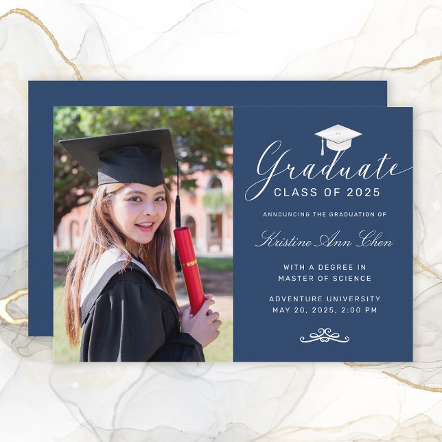 Eleganter Blue White Script Cap Foto Abschluss Ankündigung (Elegant Blue White Script Cap Photo Graduation Announcement)