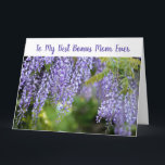 Eleganter Blumenbester Bonus Mama je Muttertag Karte<br><div class="desc">Eine elegante und trendige Grußkarte mit einem wunderschönen, auffallenden Foto von leichten lila Wisteria-Blume für den Muttertag, den Geburtstag Ihrer Stiefmutter oder Zweitmutter oder für jeden anderen Anlass mit Ihrer Bonusmutter. Angewendet an "Meine beste Bonus-Mama je", eine mit fast unendlicher Geduld, Freundlichkeit und Verständnis und mit einem unendlichen Angebot an...</div>