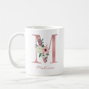 Eleganter Blumenstrauß mit dem Buchstaben M in Ros Kaffeetasse