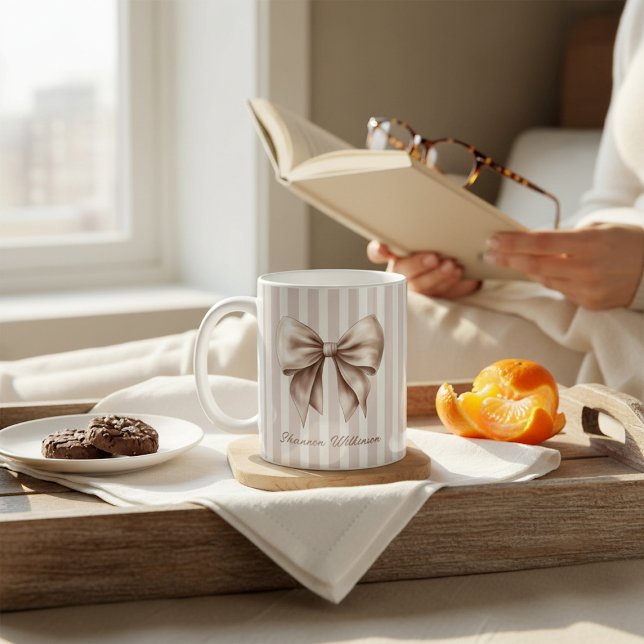 Eleganter Bogen Beige Streifen Name Tasse (Von Creator hochgeladen)