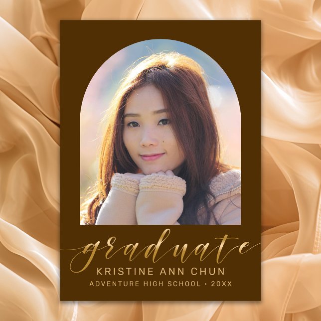 Eleganter Brown Arch Gold Script Foto Abschluss Ankündigung (Brown and Gold Script Photo Graduation Announcement)