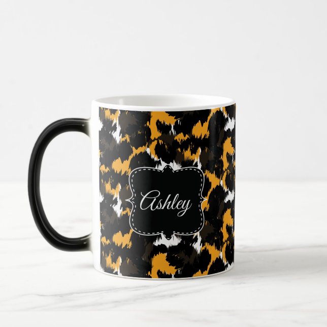 Eleganter Cheetah-Druck-Splash-Spaß-Monogramm-Zoll Verwandlungstasse (Links)